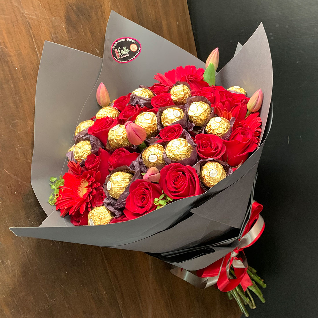 Bouquet con rosas, chocolates, tulipanes y gerberas