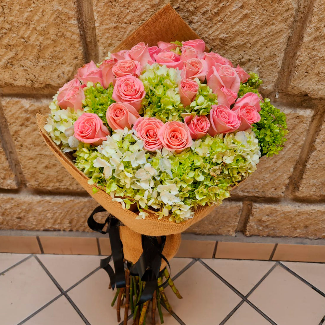 Bouquet con 50 rosas y 40 hortensias