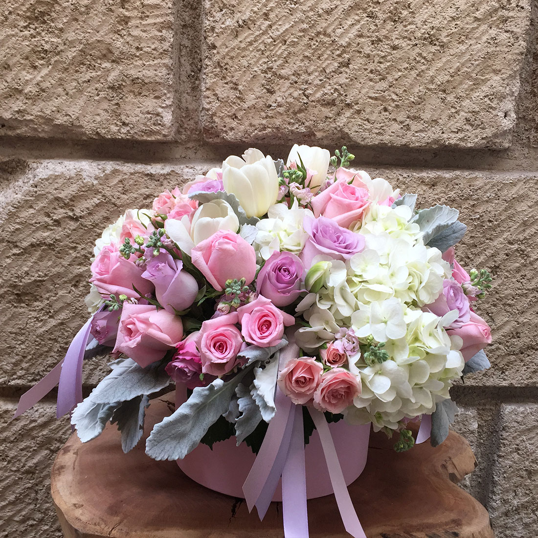 Caja con rosas, tulipanes y hortensias