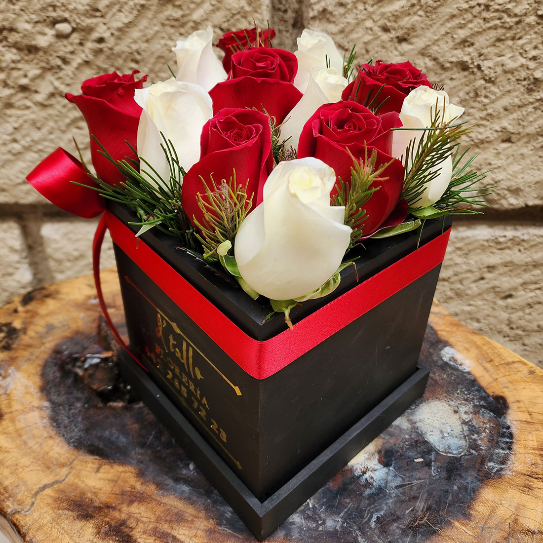 Caja con 12 rosas
