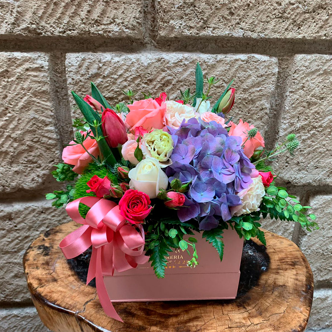 Caja con rosas, tulipanes y hortensias
