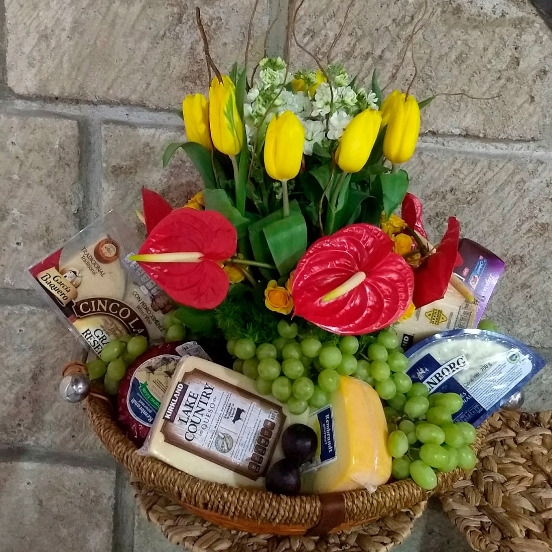 Cesto floral frutal con quesos