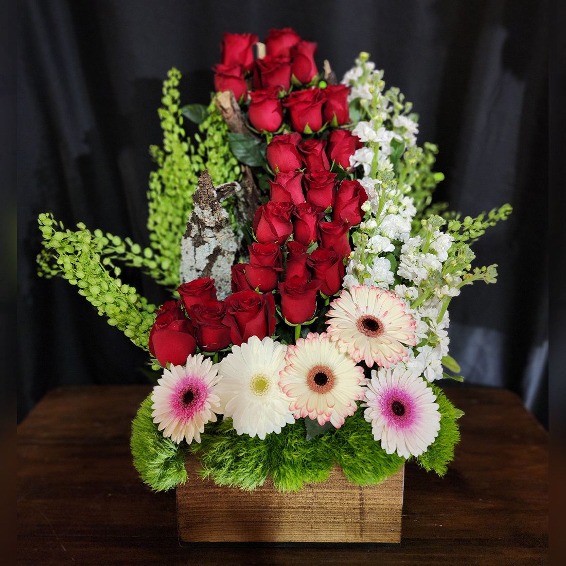 Caja de madera con 25 rosa,alelis, gerberas