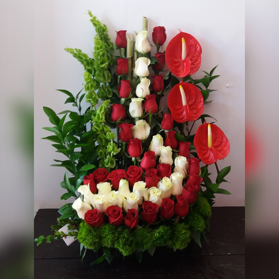 Caja de madera con 50 rosas