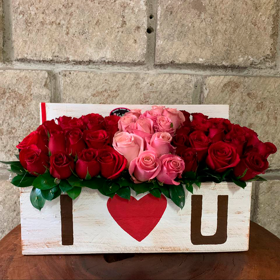 Caja de madera love con 55 rosas