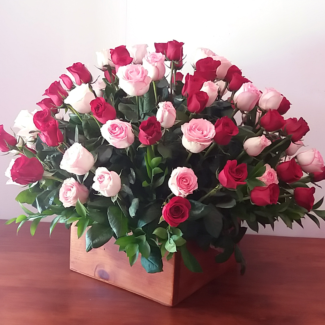 Caja demadera con 100 rosas