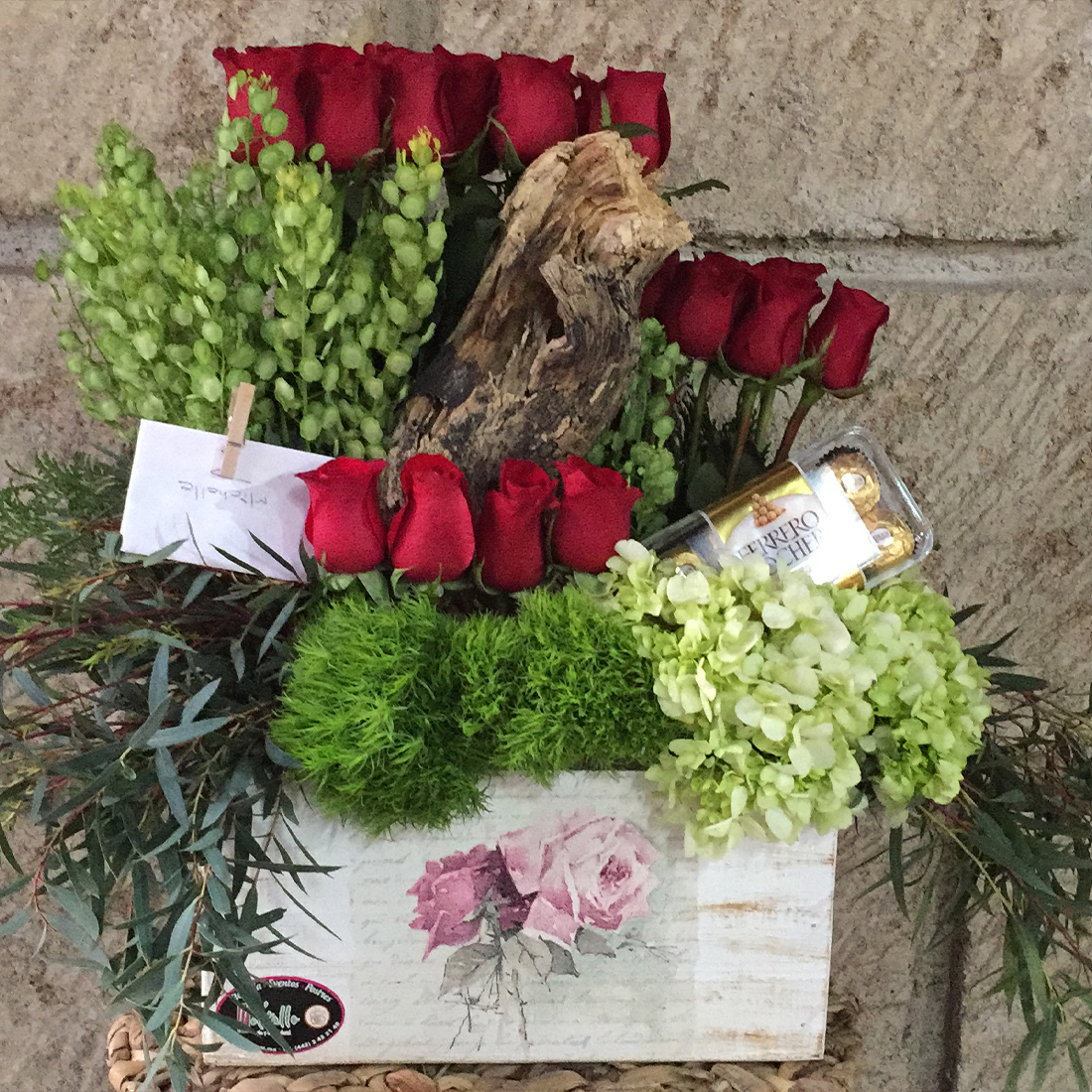 Caja vintage con rosas y chocolates
