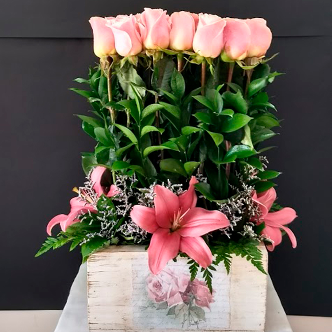 Caja vintaje con 24 rosas mas lilis