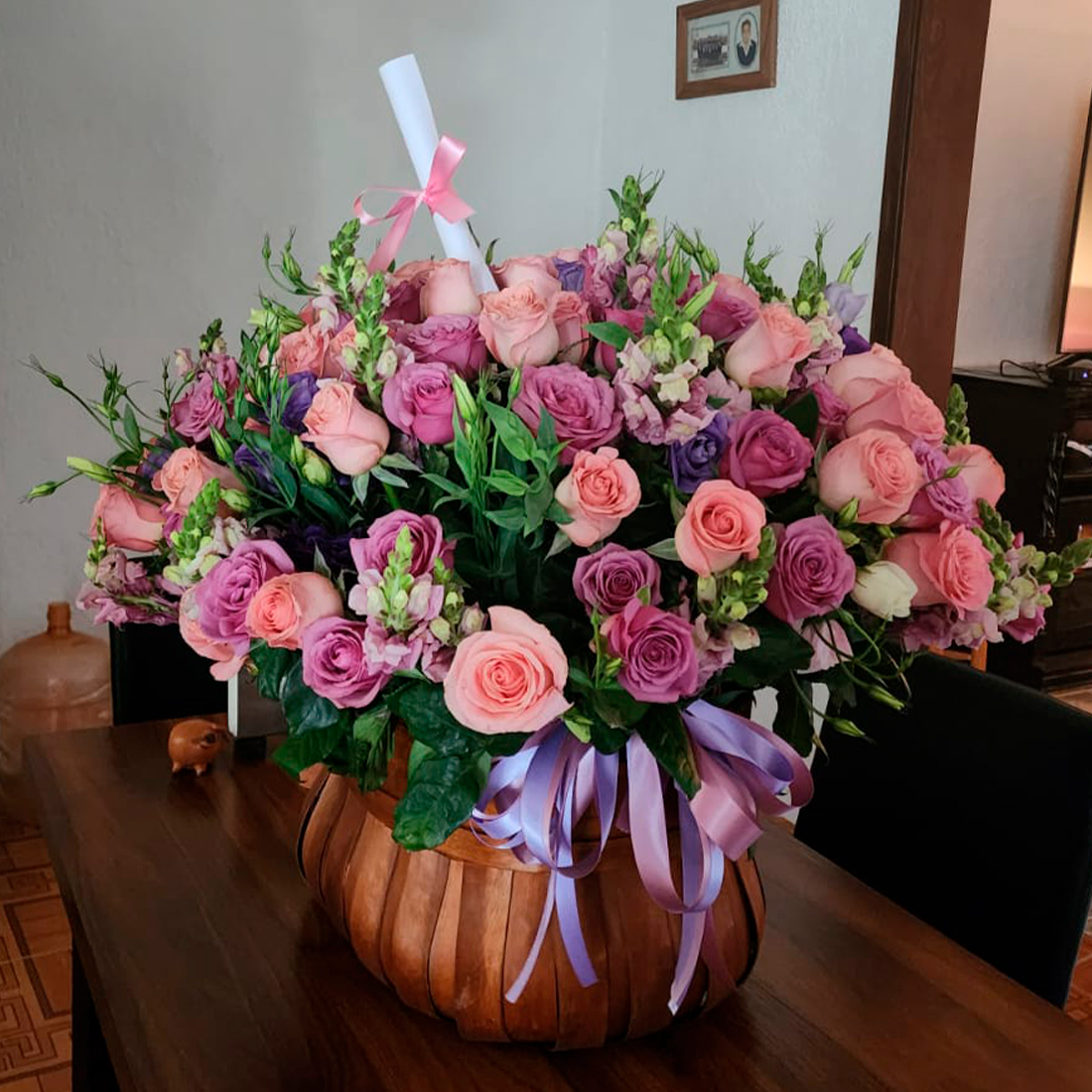 Canasta co 100 rosas, lisianthus