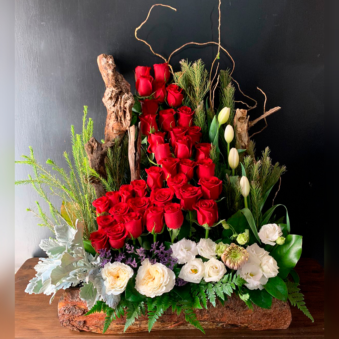 Caja de madera rustica con 40 rosas, 4 tulipanes