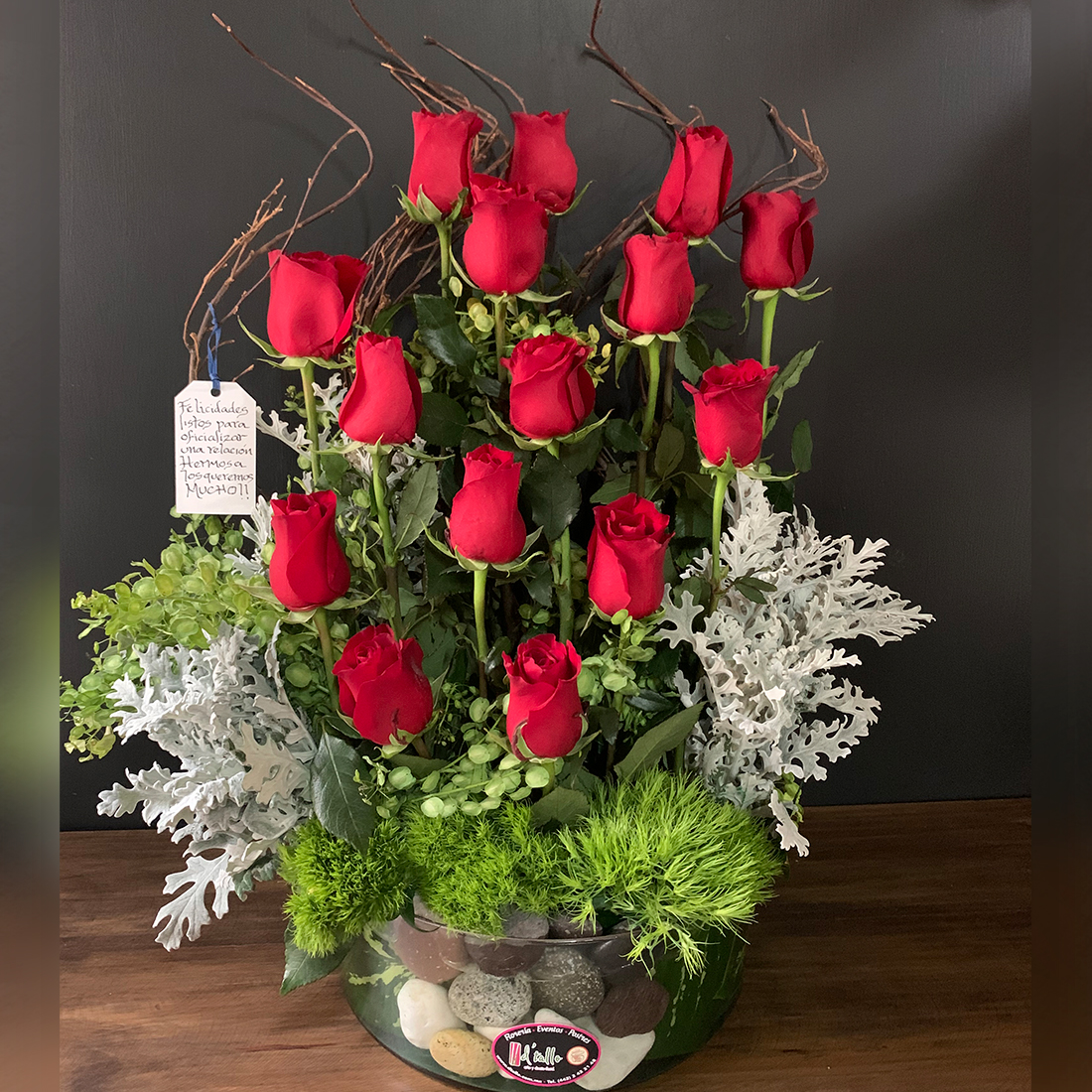 Pecera de cristal con 15 rosas
