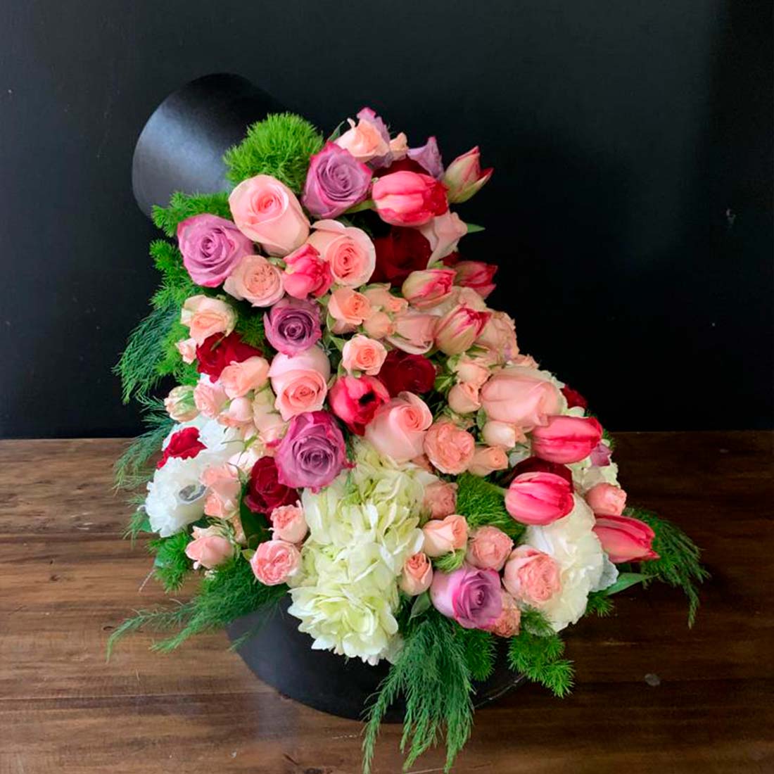 Caja con flores mixtas, diseño chorreado