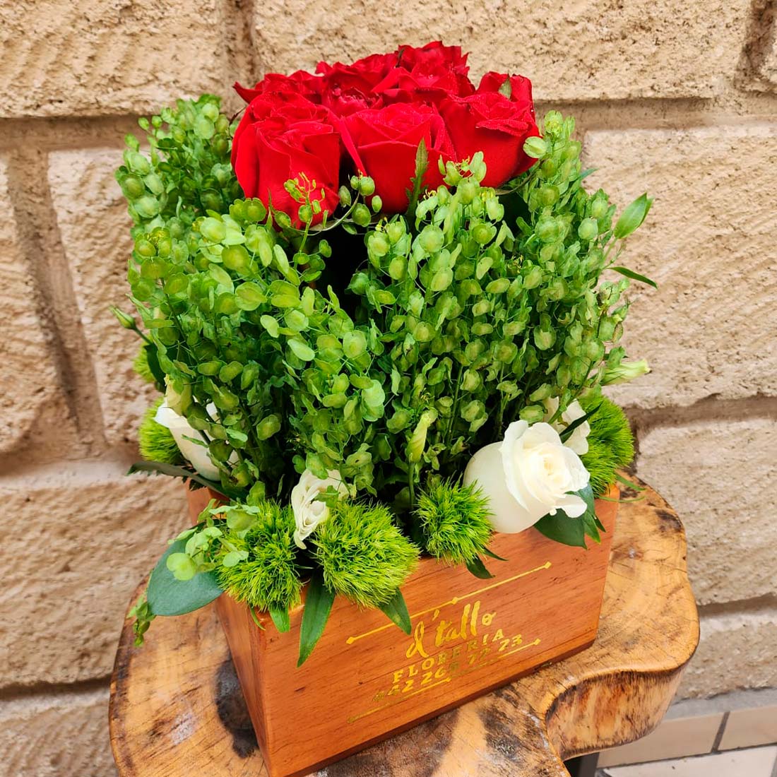 Caja de madera con  18 rosas
