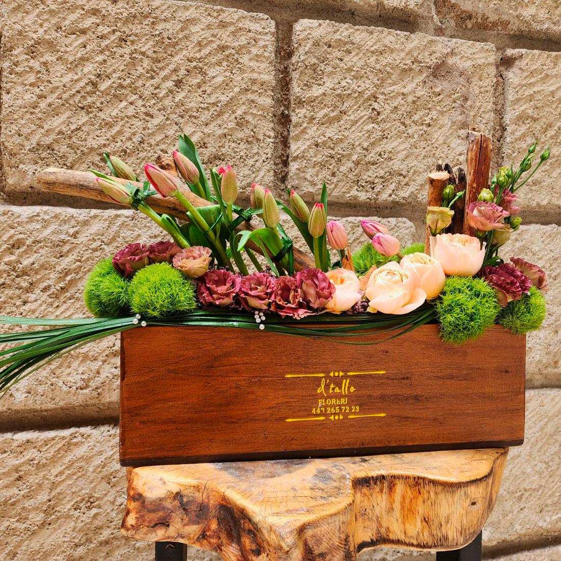 Caja con tulipanes y lisianthus