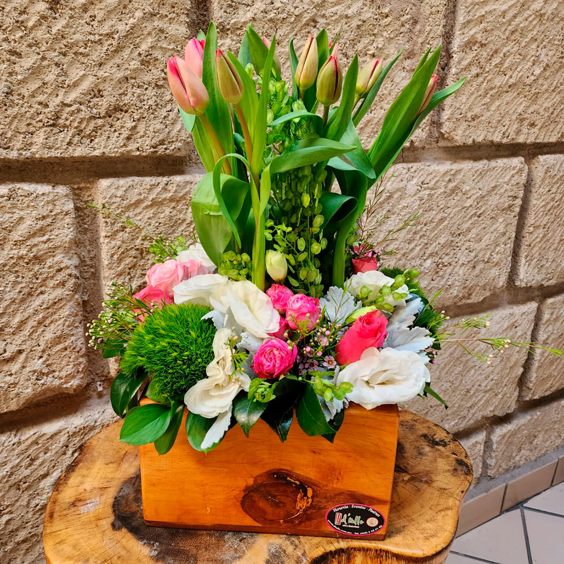 Caja de madera con tulipanes