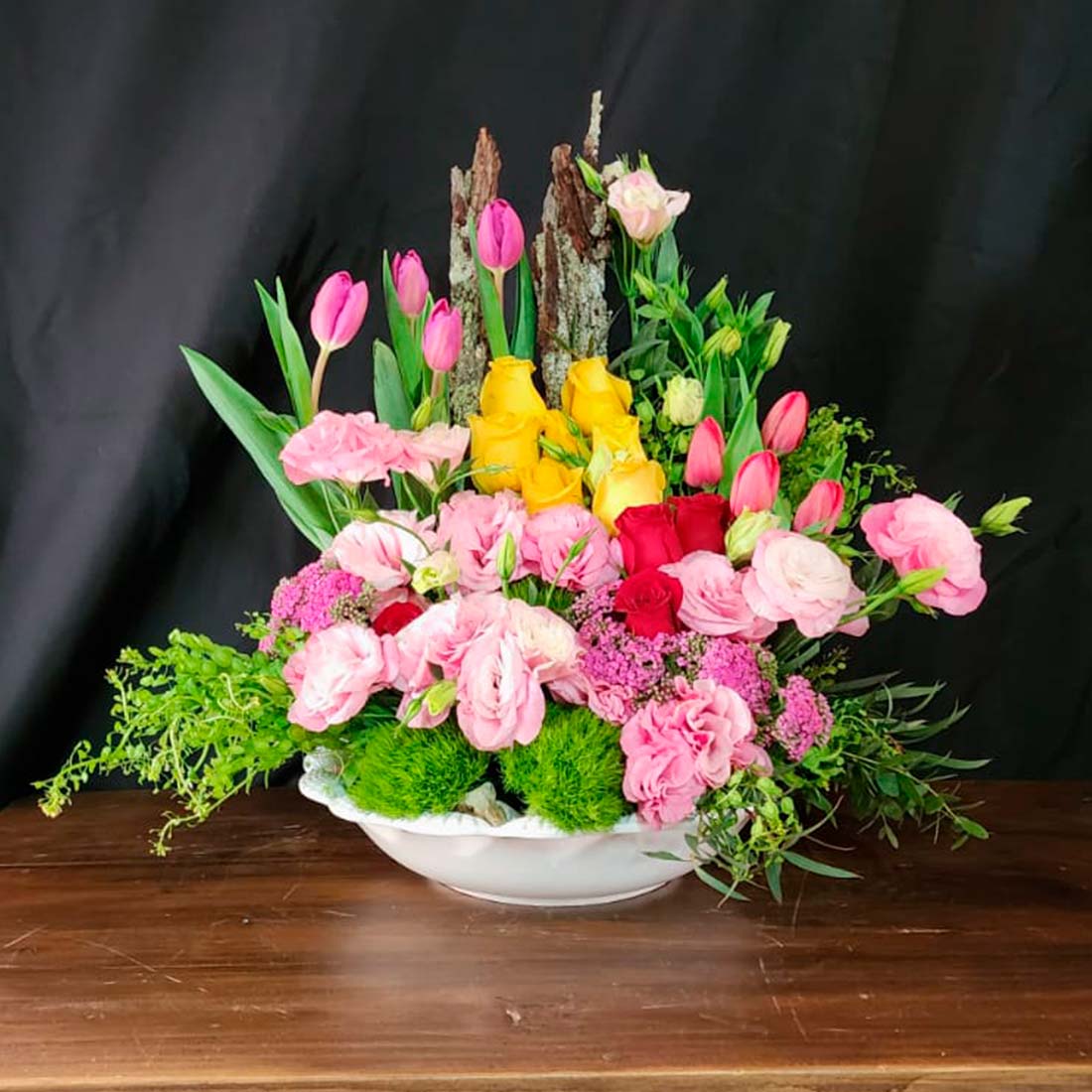 Tulipanes y licianthus