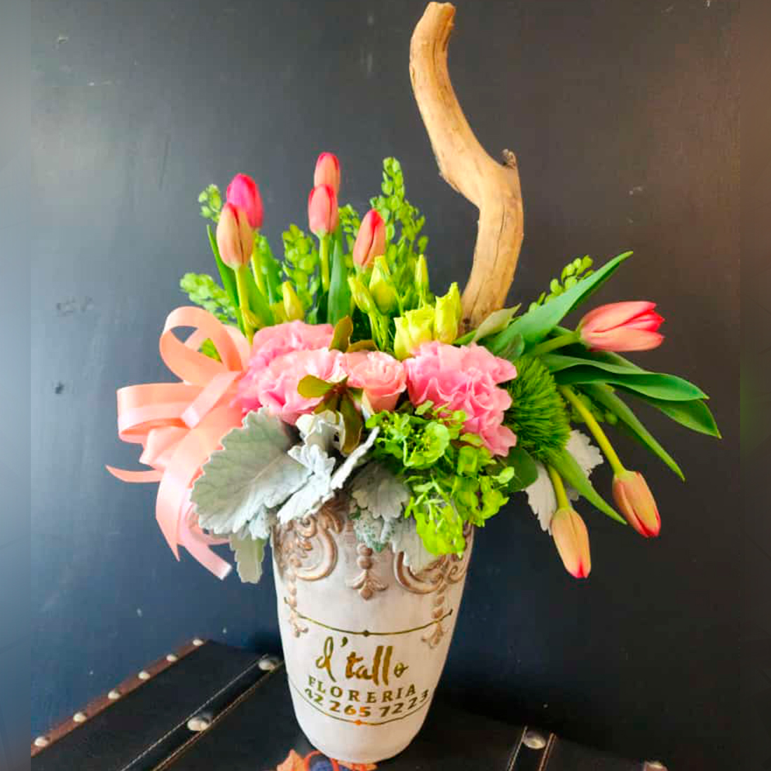 Jarron, tulipanes y lisianthus