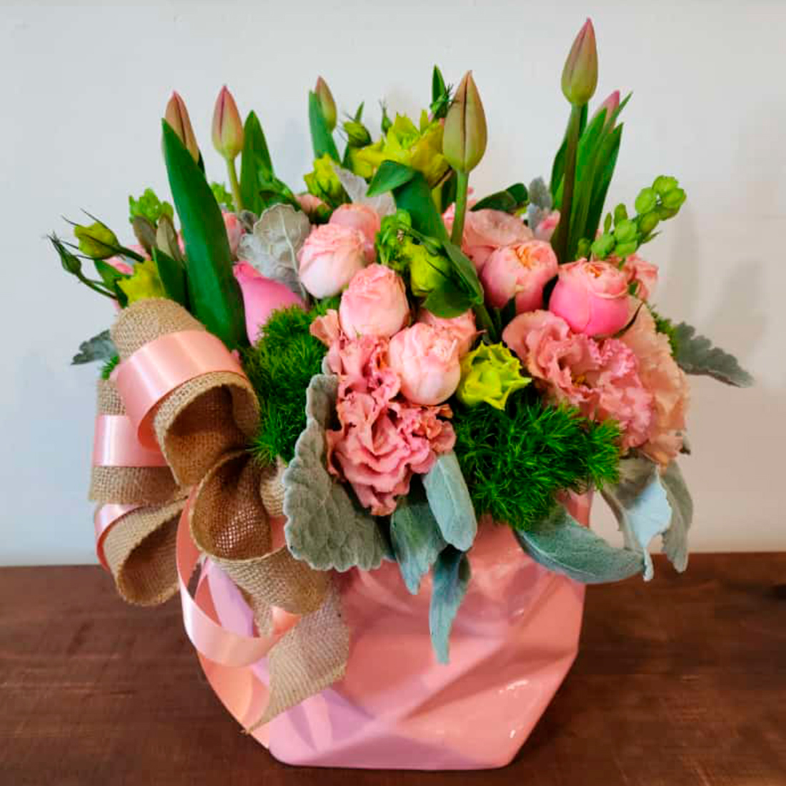 Tulipanes, rosas y lisianthus