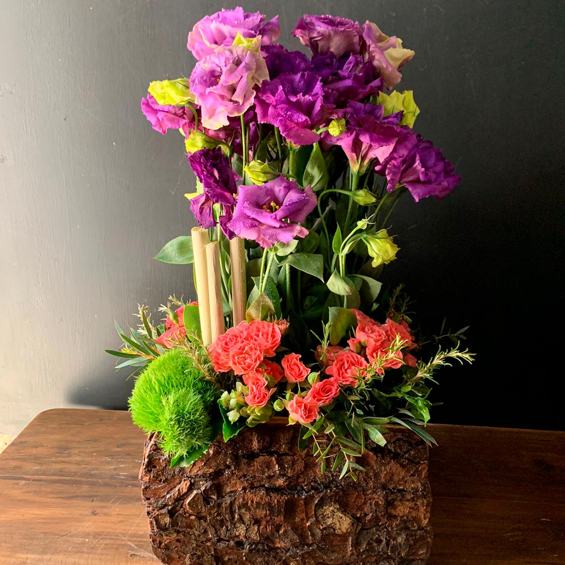 Diseño con flores finas lisianthus y mini rosas