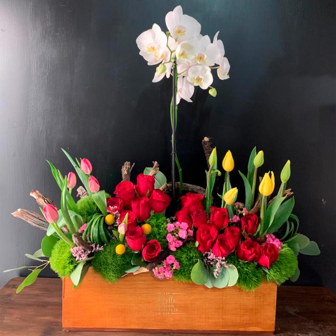 Diseño con planta de orquidea y flores finas